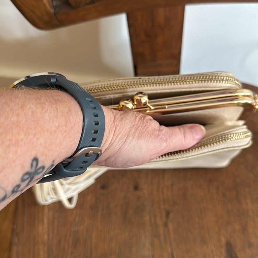 Cream/Bone/Tan Colored Cross Body Bag Gold Tone Hardware Tassel Kiss Lock Clasp - Picture 6 of 17